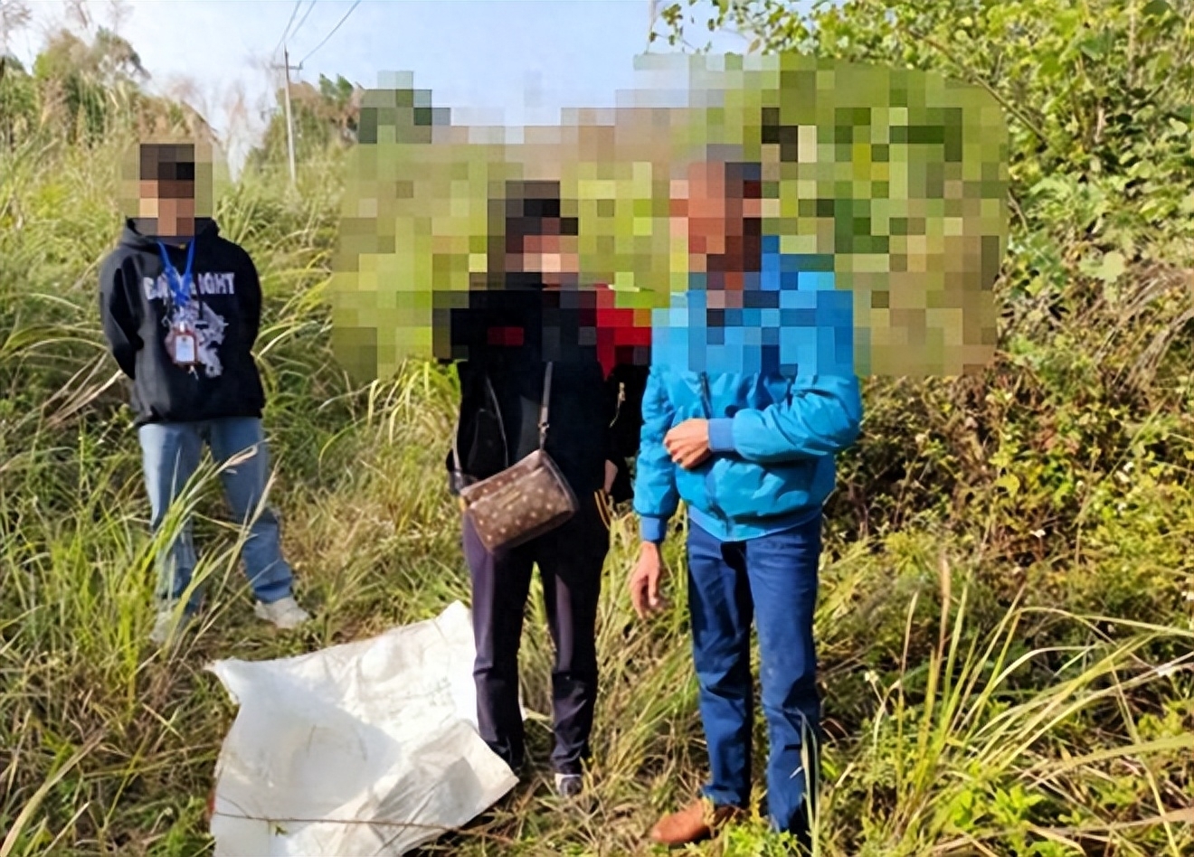 广西两男两女山坡*战野**被多人围观，78岁大爷被捕后：我在锻炼身体