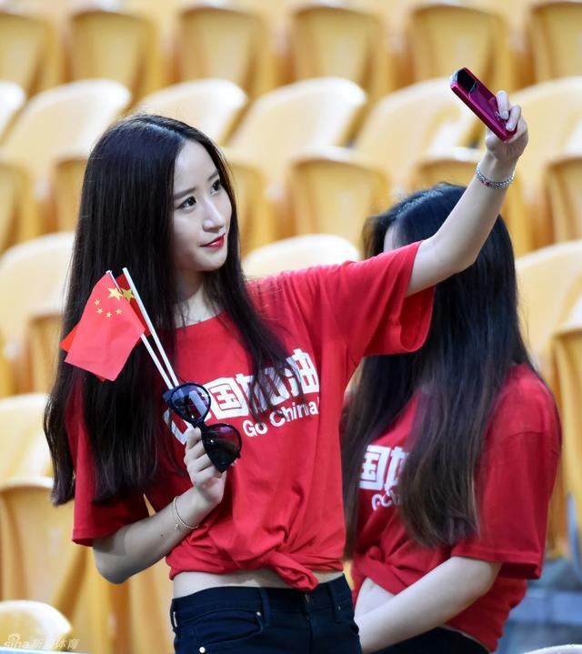 世界杯女球迷当众掀起球衣,世界杯各国美女球迷惊艳镜头