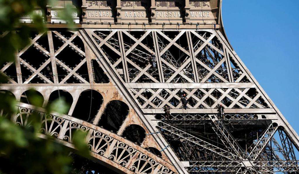 埃菲尔铁塔“撑不住”了？884处钢架断裂，花费4亿只修了条腿