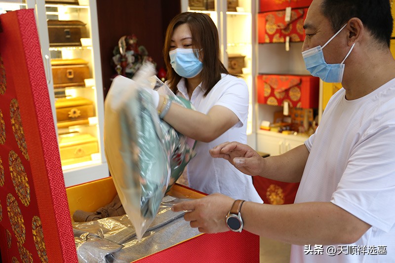 现在的寿衣多用什么面料,寿衣女士最好的料子是蚕丝吗