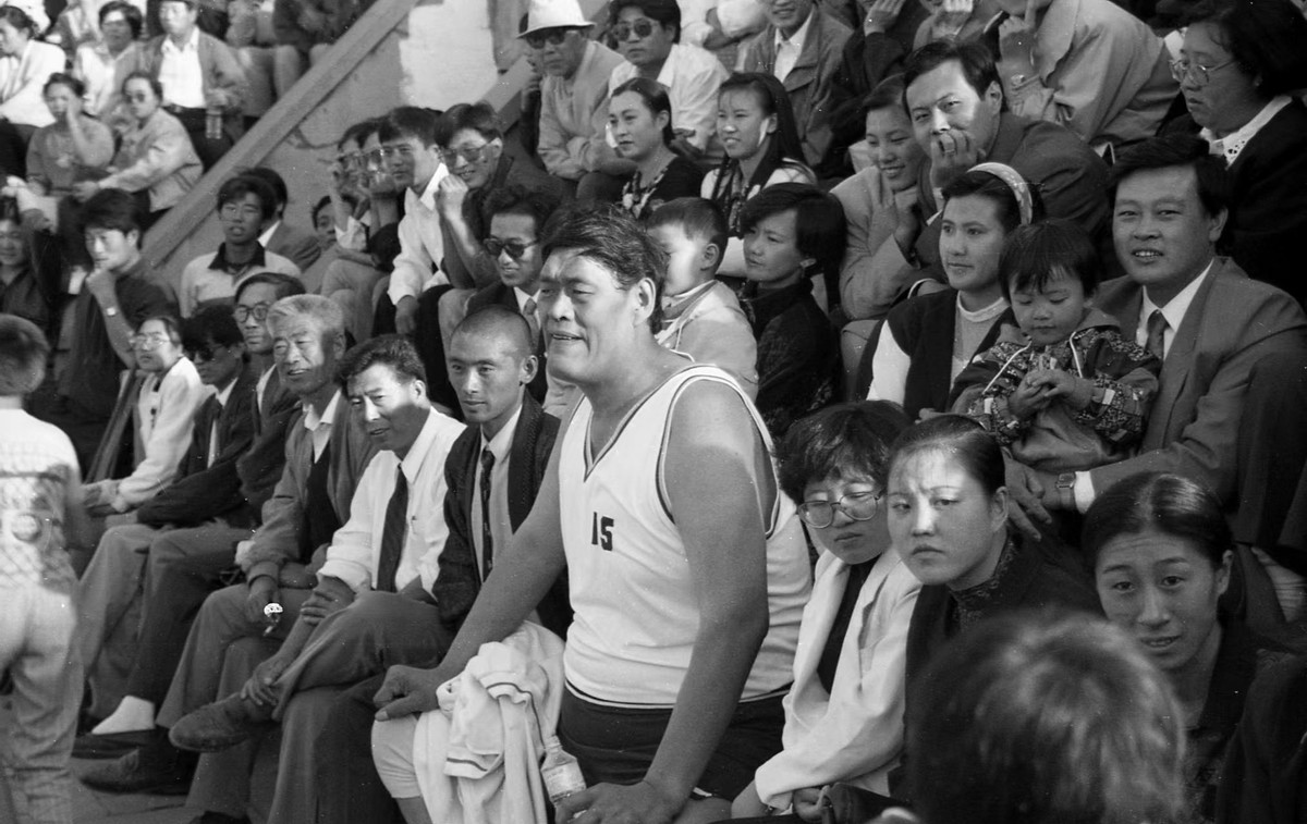 穆铁柱身高比姚明高吗,巨人穆铁柱打篮球