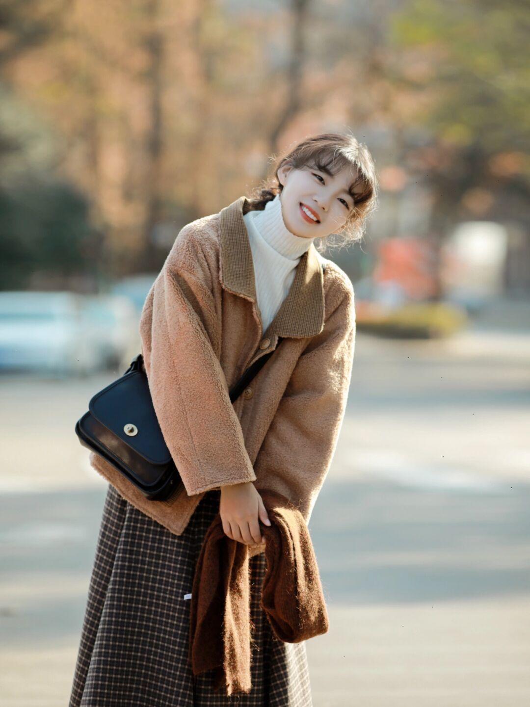 毛毛外套还流行吗,很流行的羊羔毛外套搭配