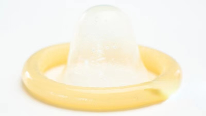 为什么避孕套上会有一层油？对身体有危害吗？