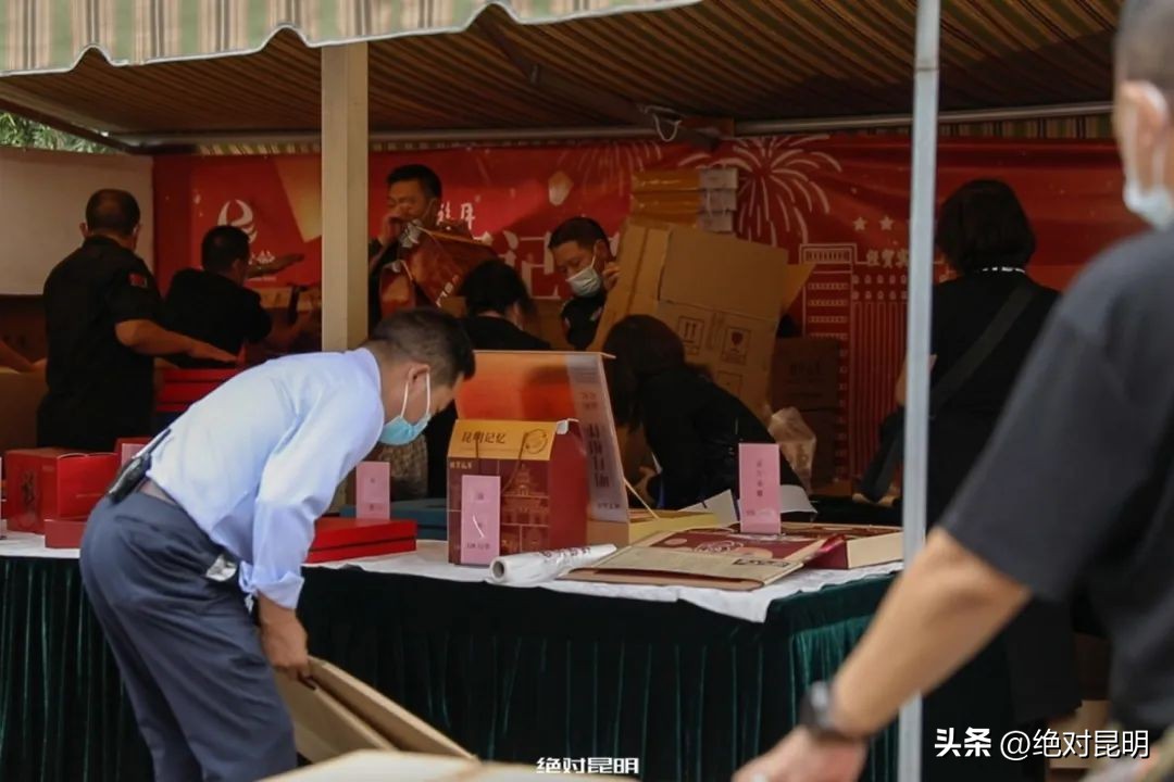 中秋节时妈妈买了许多月饼,中秋妈妈给我寄了一箱月饼