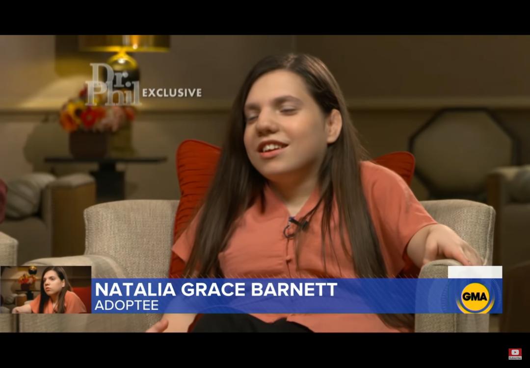 夫妇好心收养6岁女孩，发现竟是20岁侏儒假扮，还试图杀死他们