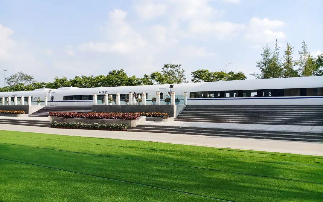 校园里面真的有飞机场和火车站吗,成都机电工程学校双流校区