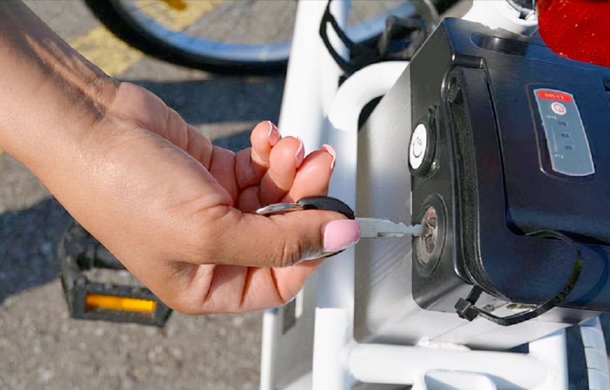 电动车一充电就把电瓶充坏,电动车一充电就满了怎么回事