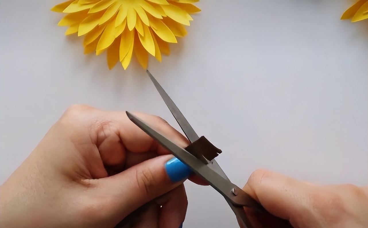 一款适合挂墙上的向日葵纸花