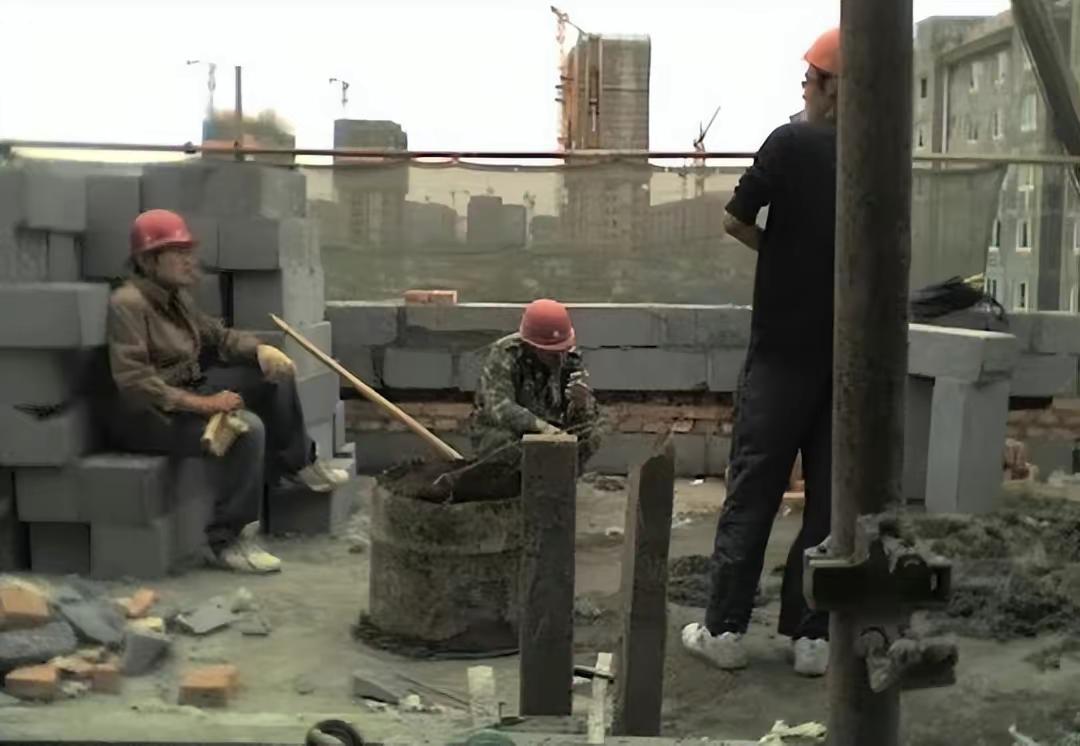 俄罗斯美女倒追中国穷小伙，没车没房不要彩礼也要嫁，她后悔了吗