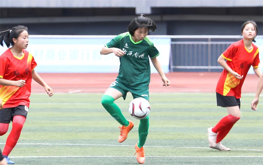 这里山乡气象新丨听，“警察教练”和女孩们的足球梦