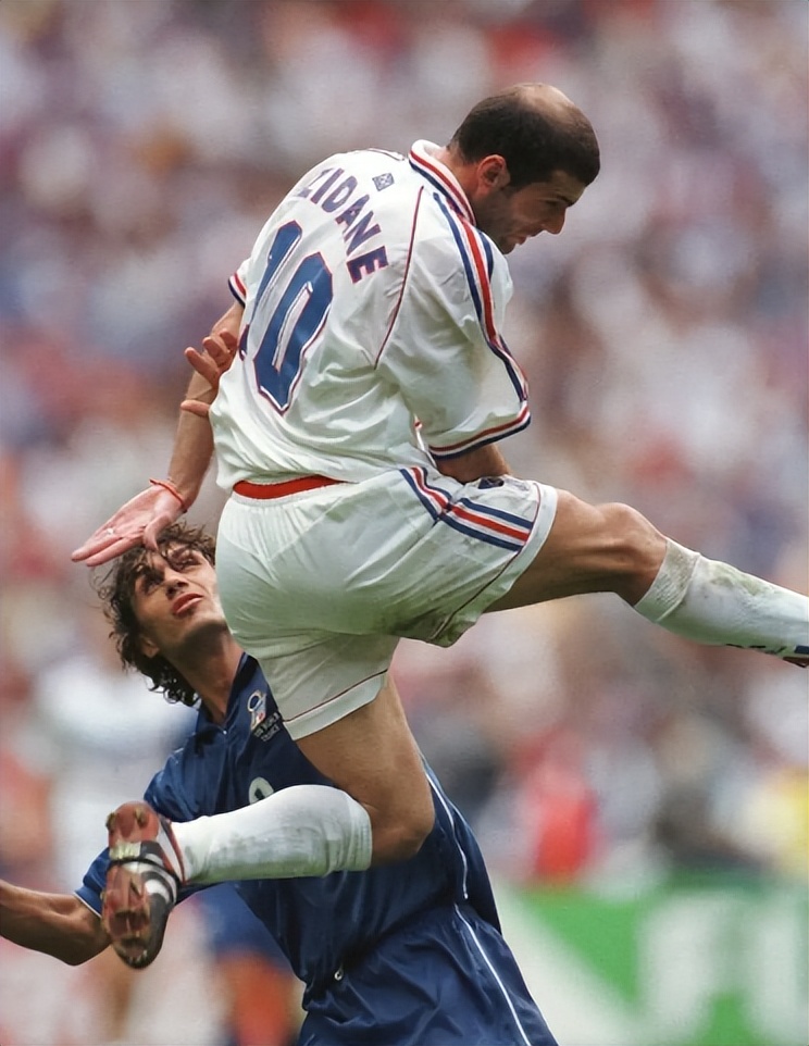 齐达内在足坛什么地位,齐达内能被称作球王吗