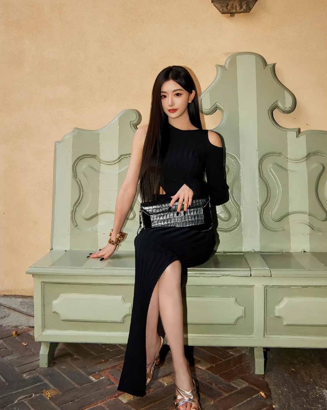 刘雯时隔三年重返时装周首秀,2003后女明星