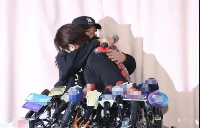 儿子出道一天被退圈再退圈，忆星爸当年同时劈腿四女，真是好轮回