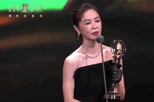 上台领奖被观众嫌弃的女明星,女星领奖时台下另外一个女星撇嘴