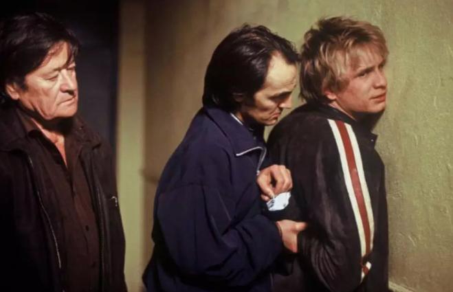 《中间人第二季：探索色情行业的复杂性》