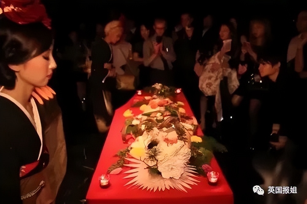 让全裸女模特当餐盘，寿司放身上供宾客享用，9岁女儿也在场