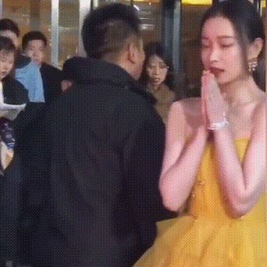 明星红毯假摔事件,明星红毯假摔倒抢镜