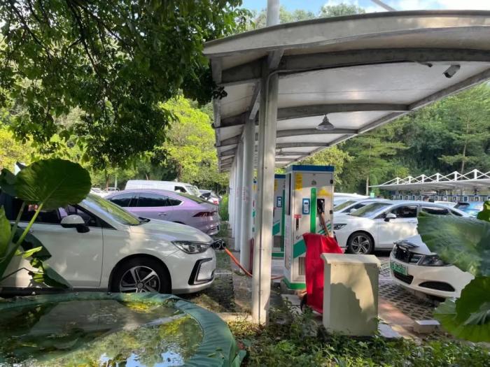 新能源电车可以加装快充么,普通充电宝可以给纯电汽车搭电吗