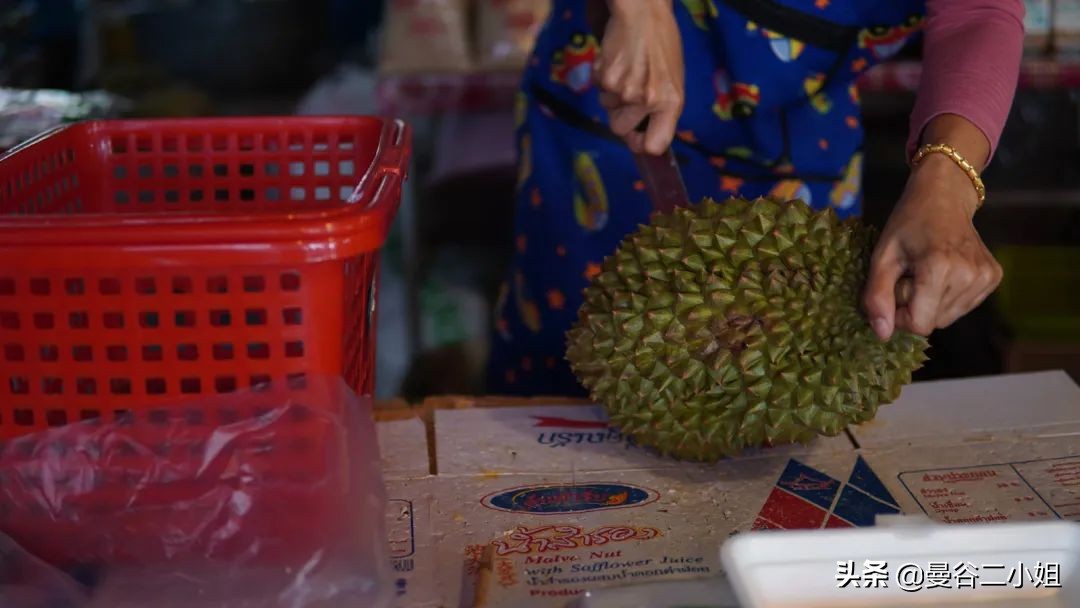 还吃啥榴莲自助?来泰国路边摊吃榴莲,100块钱管饱