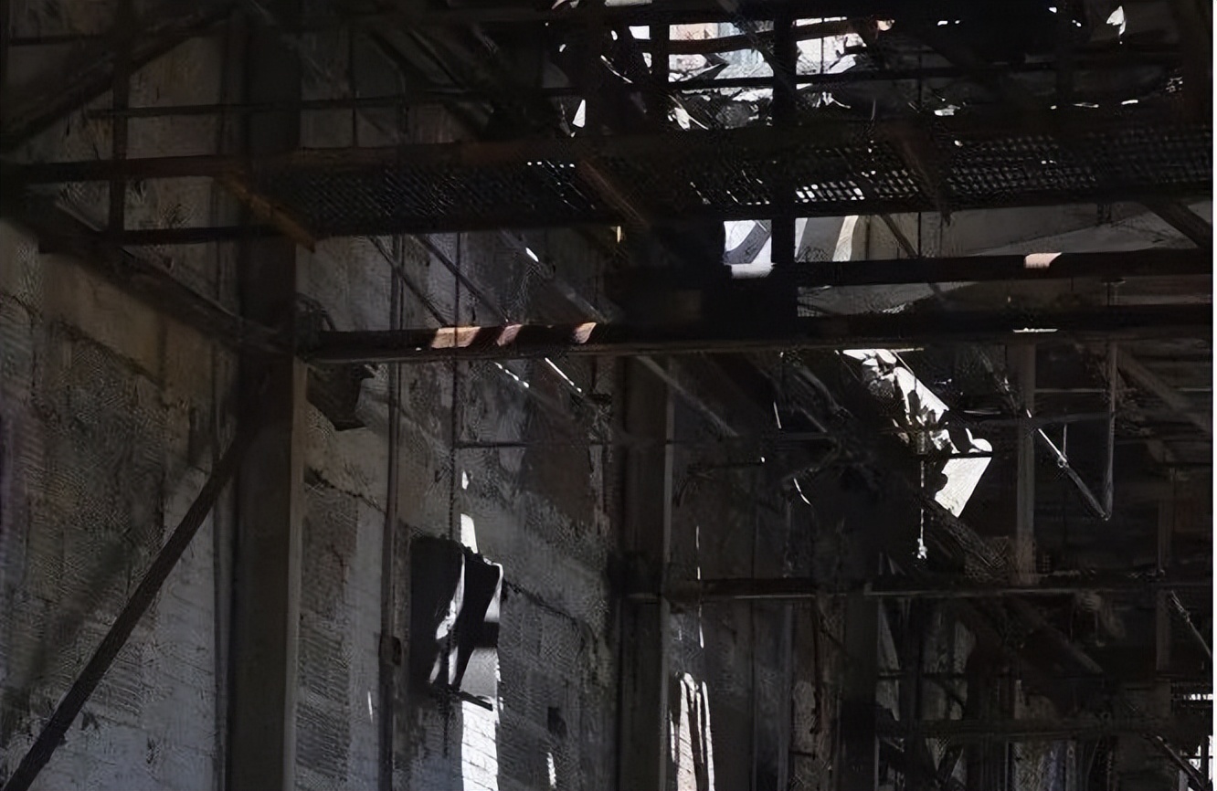 外国姑娘告诉我，模特这行不好做，全靠背地里干兼职