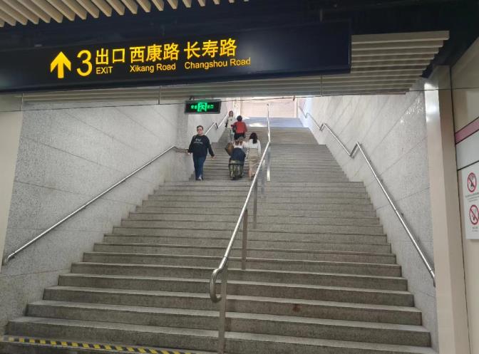 长寿路站3号口：爬不动的66级台阶，网友避雷哀嚎