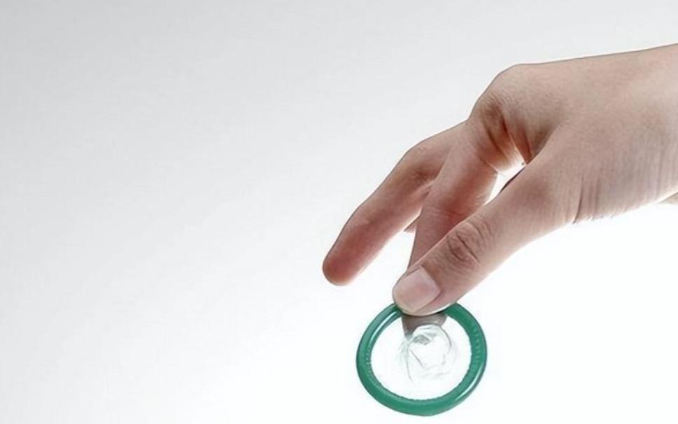 避孕套前面的尖尖有啥用？关于避孕套的这些知识，男女都该了解下