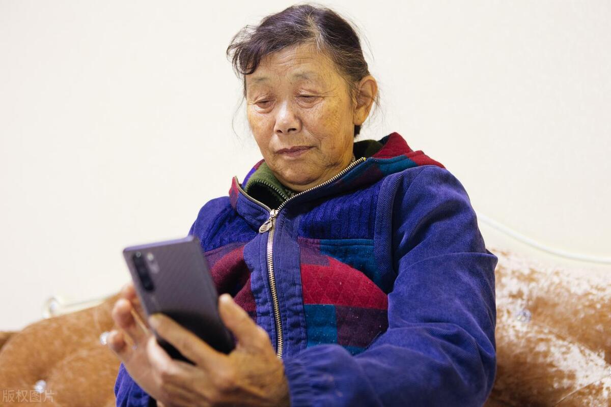 女儿买房我补贴四十万，想买一部新手机，女儿把女婿换下来的给我