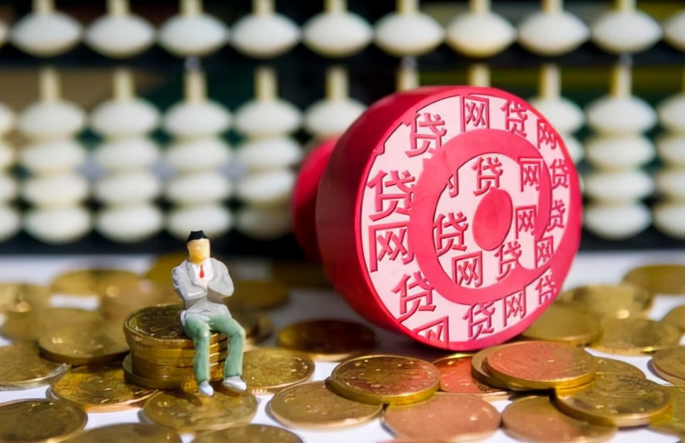 学生取快递排队排上山,在校大学生取快递路上