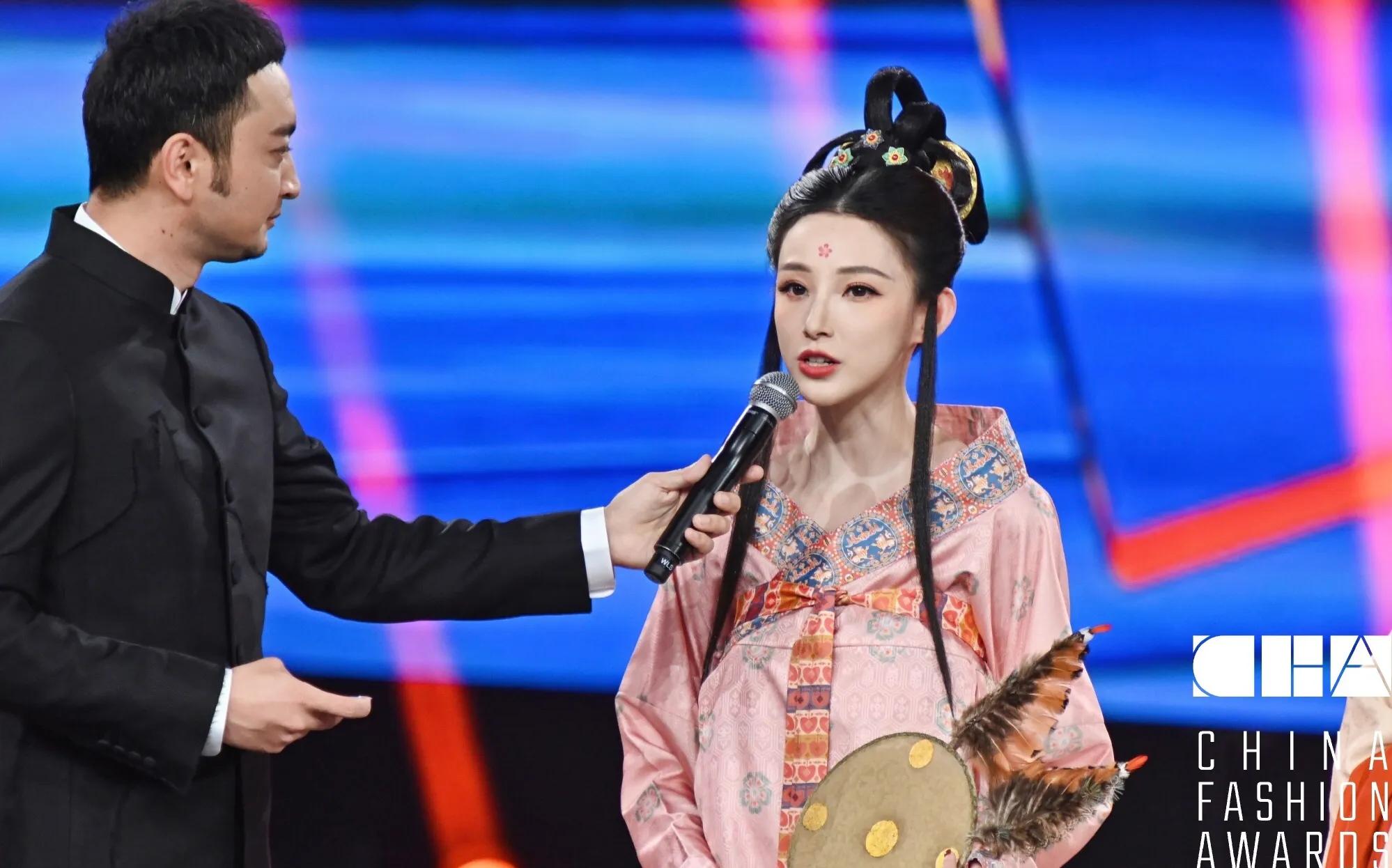 马凡舒天下足球完整视频,马凡舒第一次主持天下足球