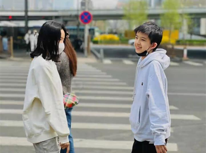 董洁晒儿子参加戏剧演出,董洁和儿子顶顶现身机场