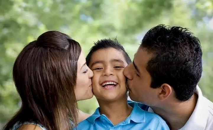 3岁女孩肚子疼医生报警,女童喊肚子疼