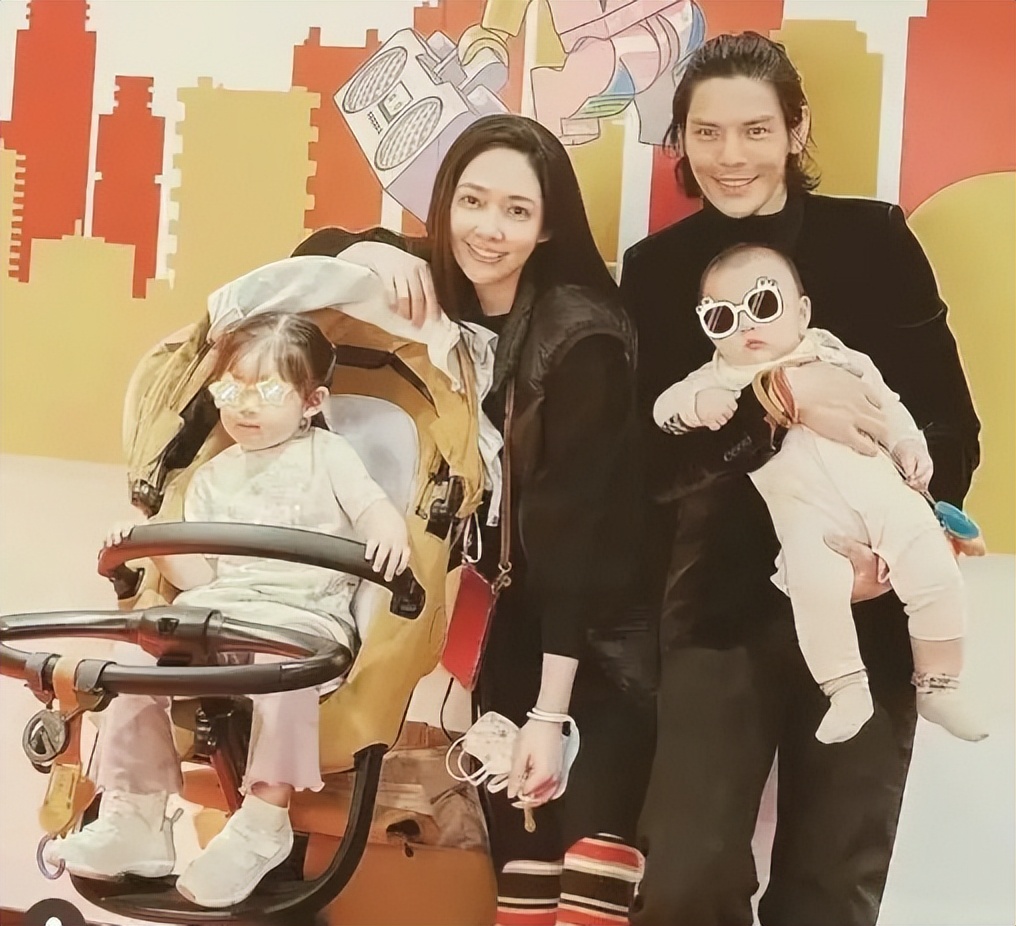 向佐郭碧婷一家去游乐场，儿子大眼睛像奶奶，女儿超大胆逗笑爸爸