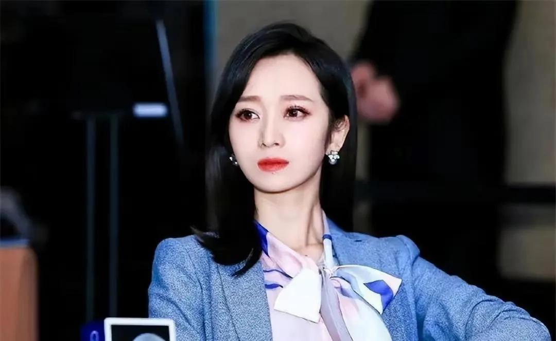 王治郅穿军装与现任妻子照片,追风少年王治郅