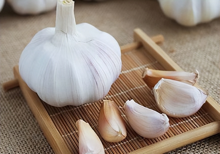 每天吃大蒜的人最后得到了什么,每天吃大蒜的好处和坏处