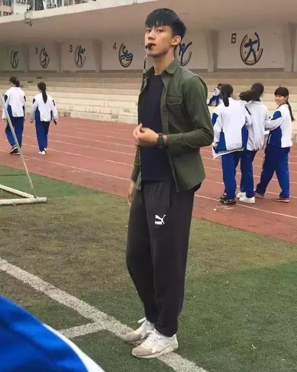 发现男老师喜欢自己该怎么办,喜欢自己的男老师正常吗