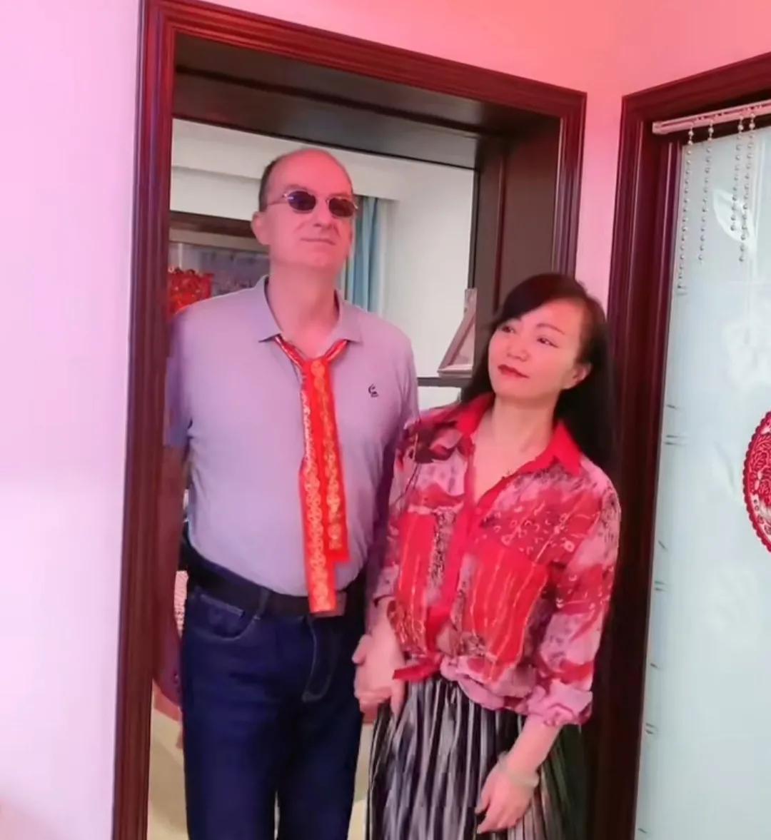 辽宁美女去荷兰寻找机会，偶遇荷兰男子，发现荷兰人喜欢中国文化