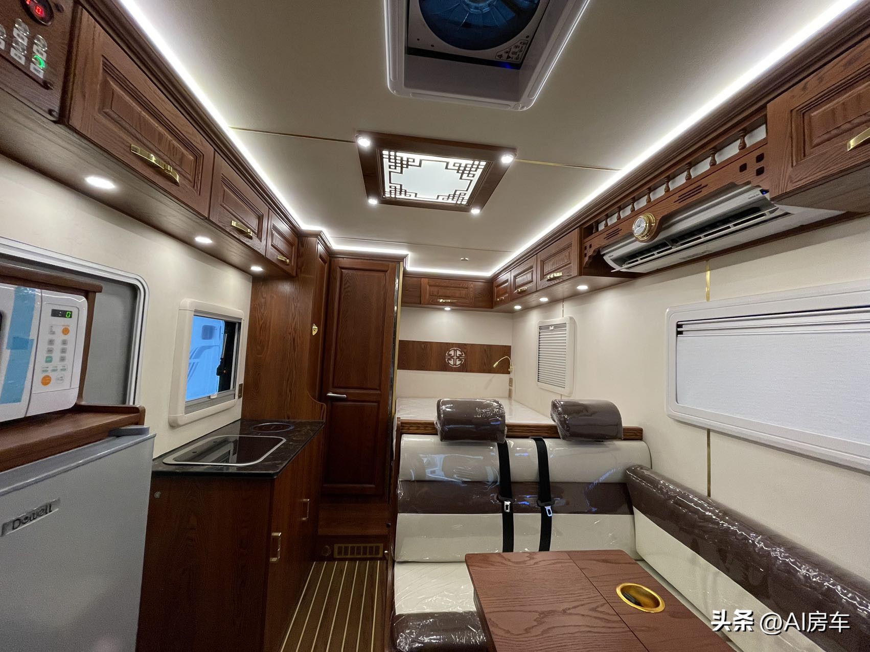 退休后逐梦旅行开啥车？夕阳红2号，精装修2室一厅，真适合老年人