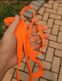 伴娘抢了新娘风头躲角落,伴娘躲在角落玩手机很漂亮