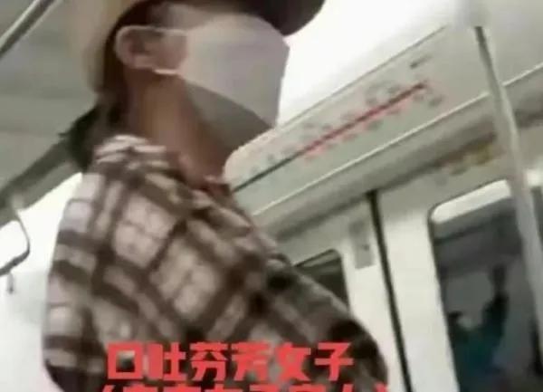 女子不戴口罩被小伙怒斥原视频,女子戴口罩戴墨镜被人误会