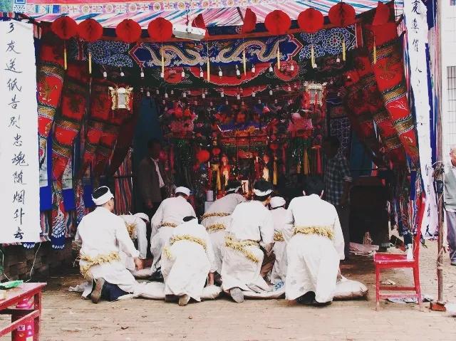 总是以泪水为伴的葬礼，可为什么就是哭不出来？