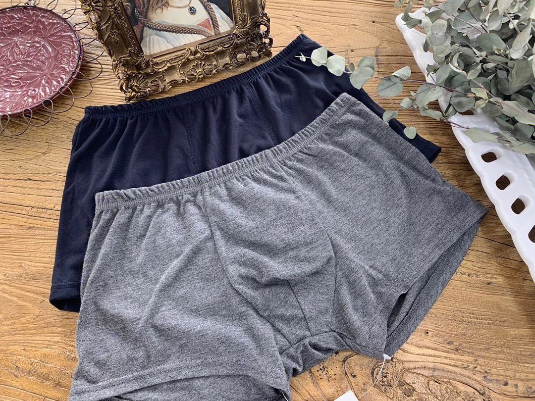 打扫卫生发现儿子包里卫生巾,说是*处私**总是潮湿,这是怎么回事?