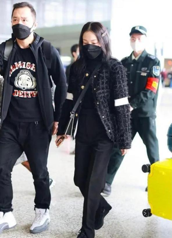 张韶涵瘦成皮包骨了,张韶涵穿绿色印花上衣小秀蛮腰