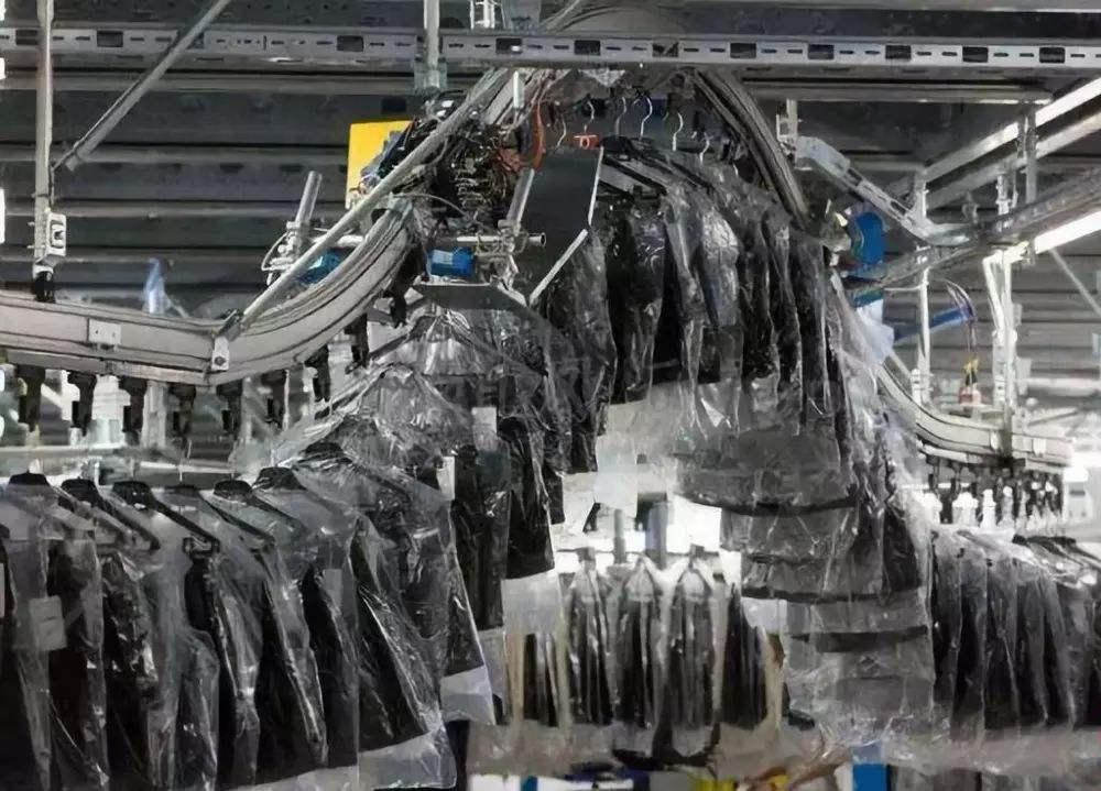 设计摆烂，性价比低，这家北美快时尚鼻祖和中国“代沟”不小