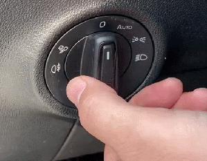 震惊！很多人居然不会！车上这个灯你会用吗？