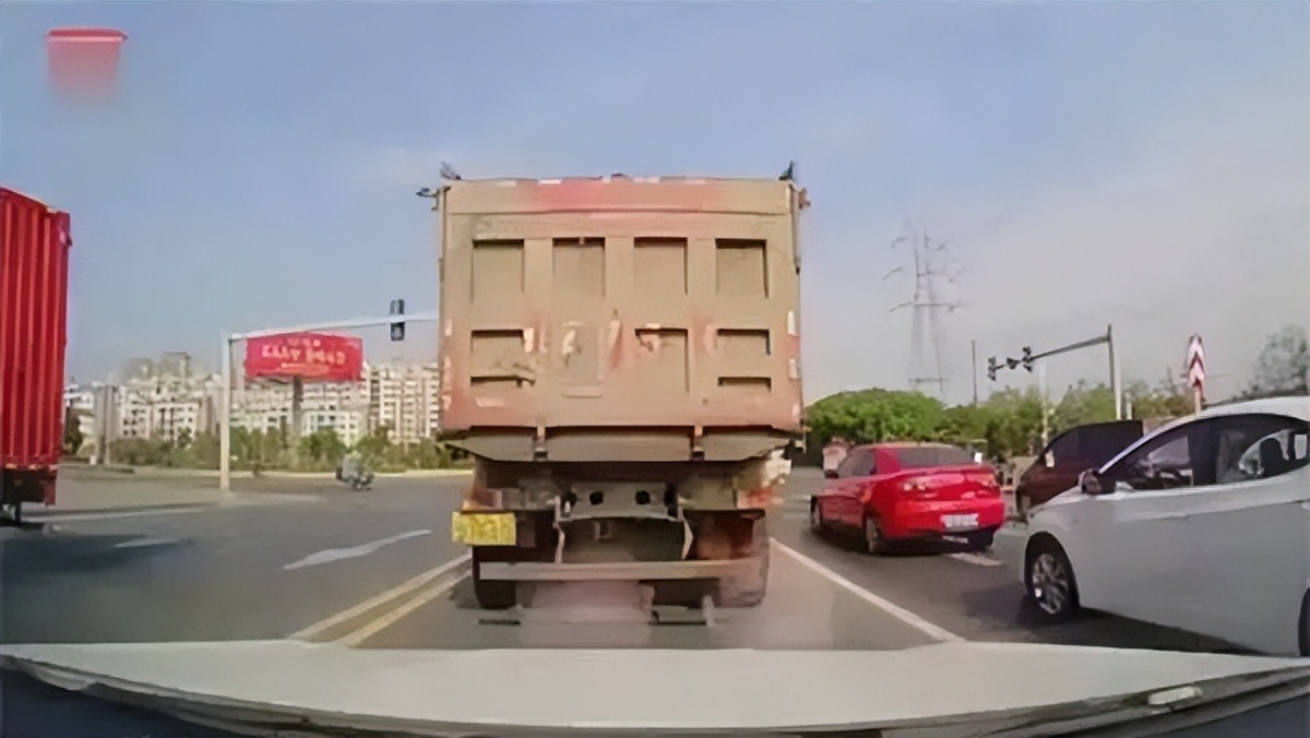 跟大车后面误闯红灯申诉怎么写,跟在大货车后面误闯红灯怎么办