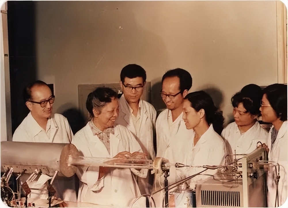 中国女子被美国海关扣留，送出6800美元，保住了神秘小药盒