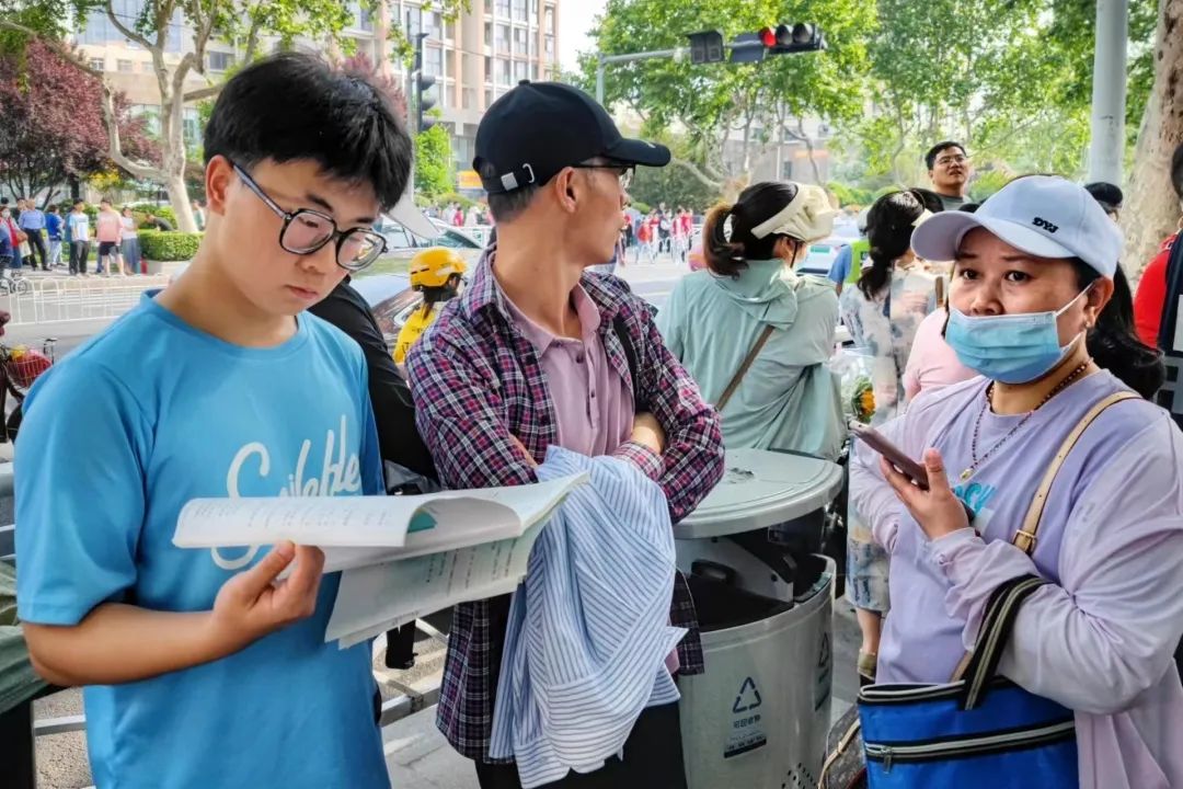 刚刚，青岛5万多勇士霸气走进战场！少年，此去何求？夺盛名、拔头筹、争魁首、独占鳌头！