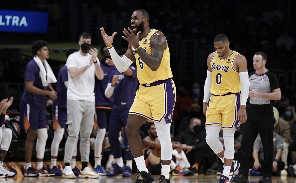 再见三巨头！指定加盟湖人，却被摆上货架，这次连詹姆斯也后悔了