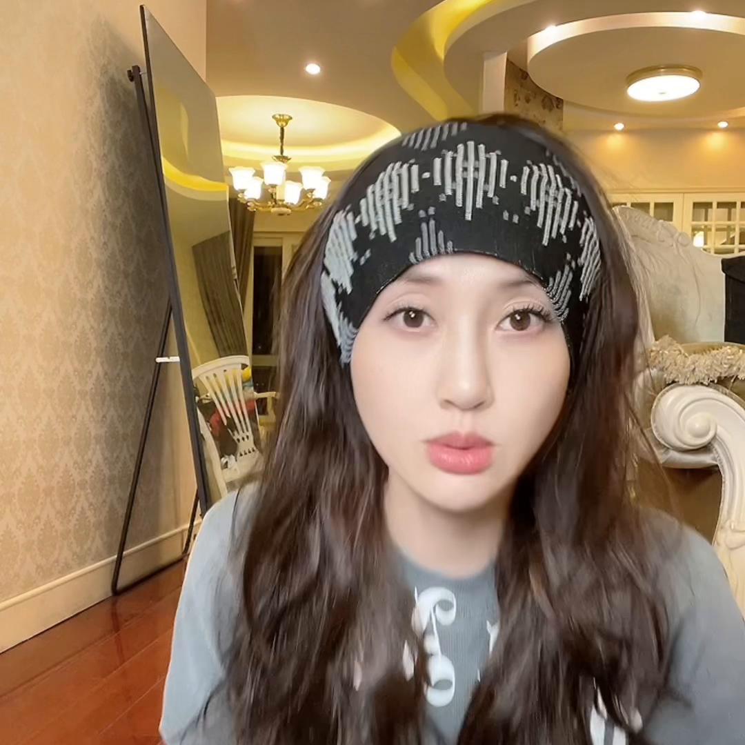 姐妹们我的*服私**开箱来啦！别问我衣服多不多了去，已经减少...