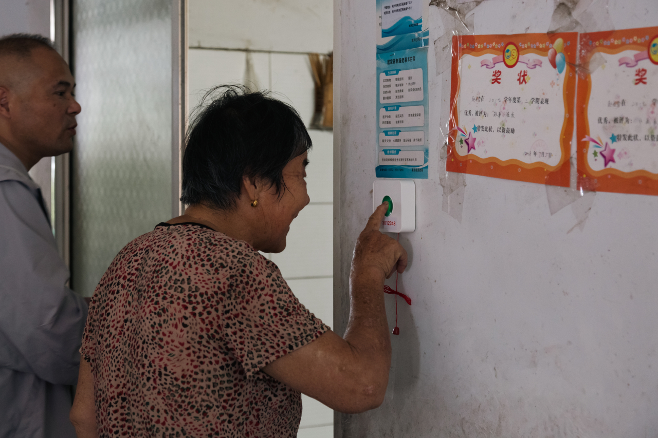 “红绿双键”守护南浔区首批2000名独居老人